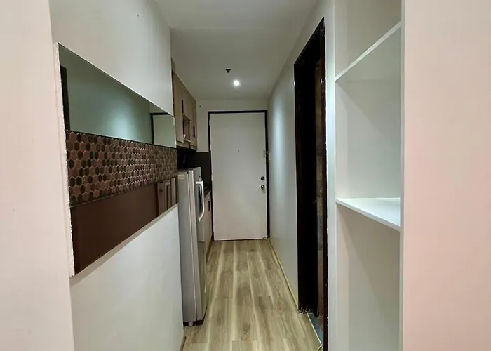 Poblacion Makati Queen Bed Wifi Ac Near Bars Manila