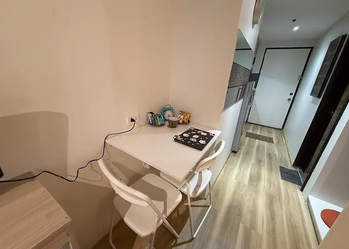 Poblacion Makati Queen Bed Wifi Ac Near Bars Manila