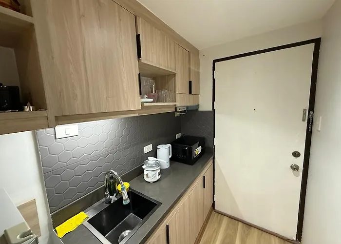Poblacion Makati Queen Bed Wifi Ac Near Bars Apartment