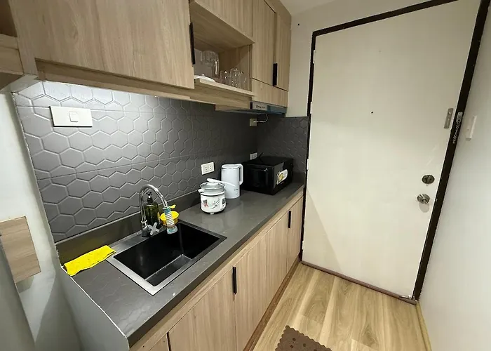 Poblacion Makati Queen Bed Wifi Ac Near Bars Apartment *