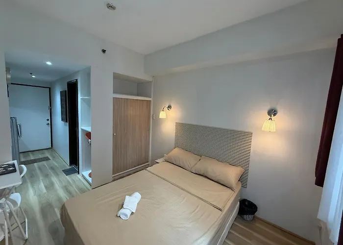Poblacion Makati Queen Bed Wifi Ac Near Bars Apartment Manila