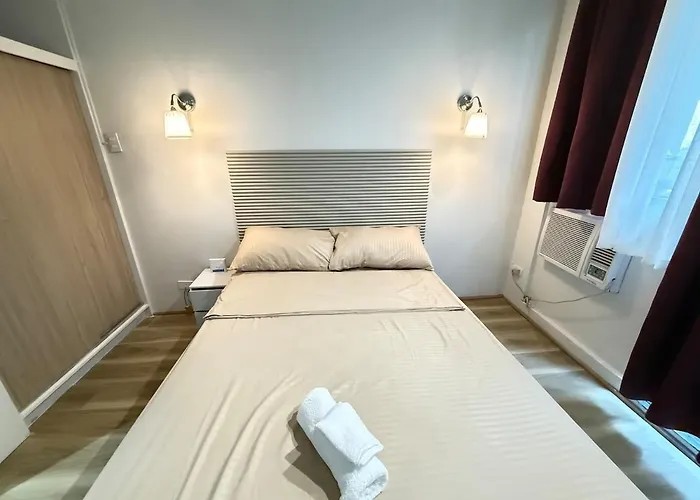 Poblacion Makati Queen Bed Wifi Ac Near Bars Manila