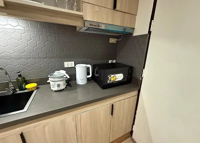 Poblacion Makati Queen Bed Wifi Ac Near Bars *
