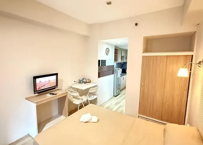 Poblacion Makati Queen Bed Wifi Ac Near Bars Apartment Manila