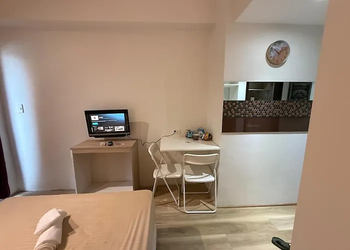 Poblacion Makati Queen Bed Wifi Ac Near Bars Apartment Manila