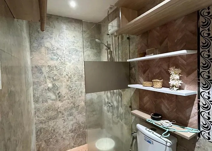 Poblacion Makati Queen Bed Wifi Ac Near Bars * Manila